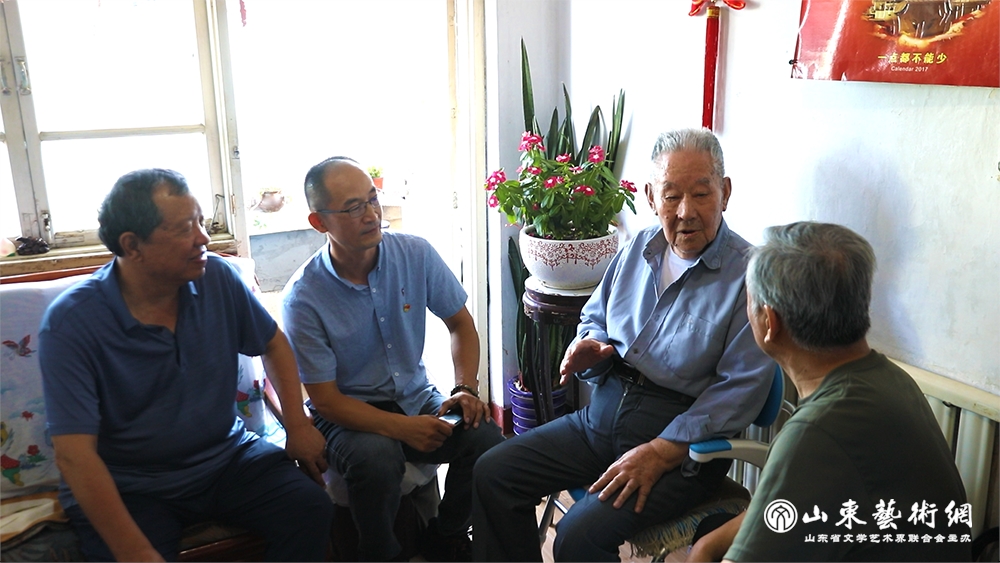 10-革命前辈向画家讲述红色故事.png 10-革命前辈向画家讲述红色故事.png