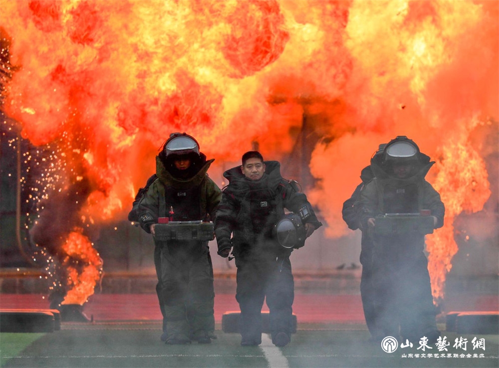 3-2《排爆警察张保国》崔前程 摄 186531266182020年11月17日,在济南市公安局举办的“砺剑”2020全警实战大练兵综合演练上,张保国(中)和同事共同参加排爆科演练 .jpg 3-2《排爆警察张保国》崔前程 摄 186531266182020年11月17日,在济南市公安局举办的“砺剑”2020全警实战大练兵综合演练上,张保国(中)和同事共同参加排爆科演练 .jpg