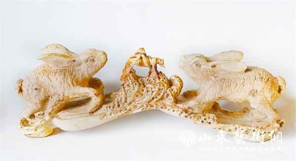 潘维田《玉兔呈祥》木雕.jpg