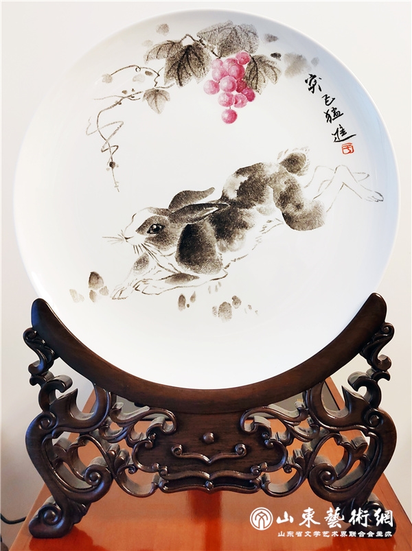 刻瓷《图强》于翠丽.jpg 刻瓷《图强》于翠丽.jpg