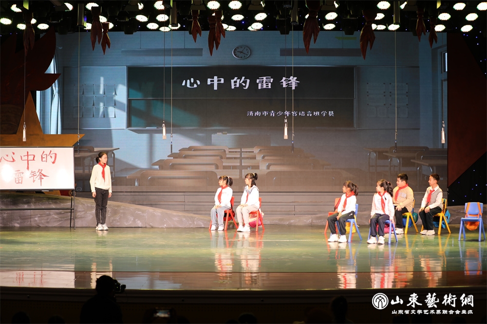 济南市青少年宫语言班学员表演情景朗诵《雷锋日记》.jpg 济南市青少年宫语言班学员表演情景朗诵《雷锋日记》.jpg