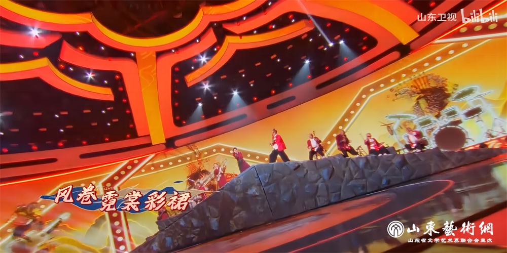 图2 华阴老腔与少女摇滚乐队共同演绎《将令》.jpg 图2 华阴老腔与少女摇滚乐队共同演绎《将令》.jpg