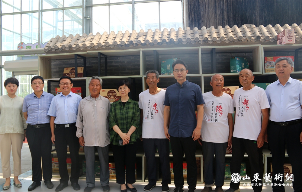 与莘县“大爷帮”文艺志愿者合影.jpg 与莘县“大爷帮”文艺志愿者合影.jpg
