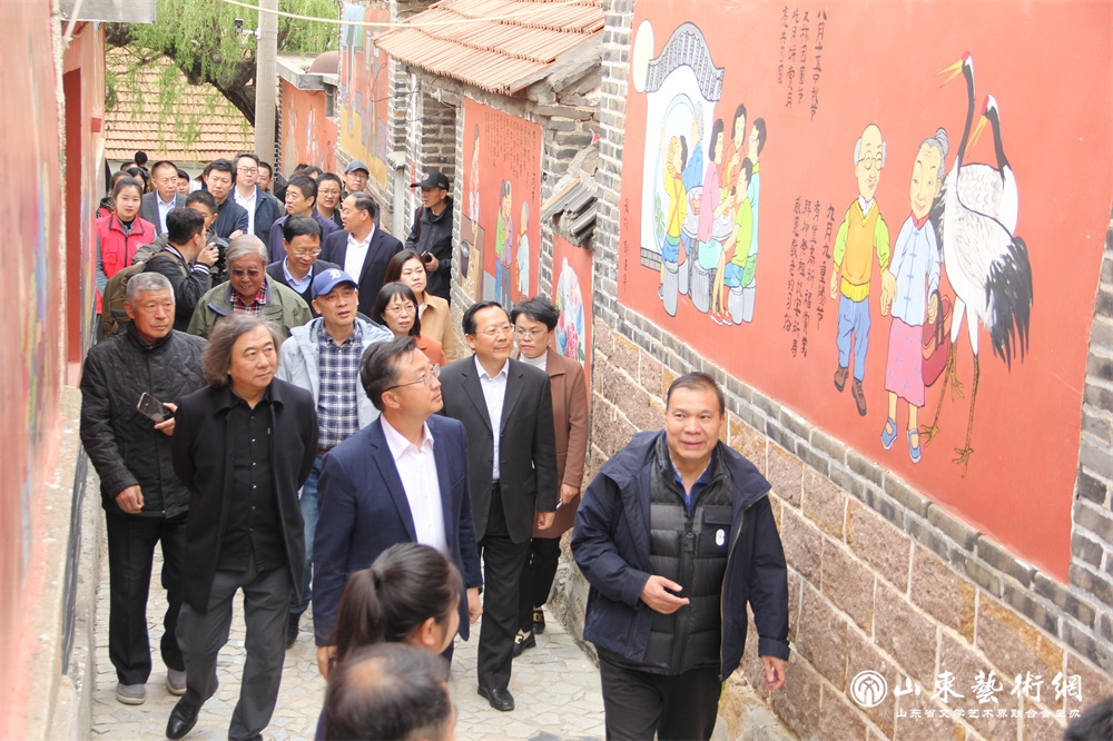 3-观摩“寻找美术符号 助力乡村振兴”项目示范村后许家村.jpg 3-观摩“寻找美术符号 助力乡村振兴”项目示范村后许家村.jpg