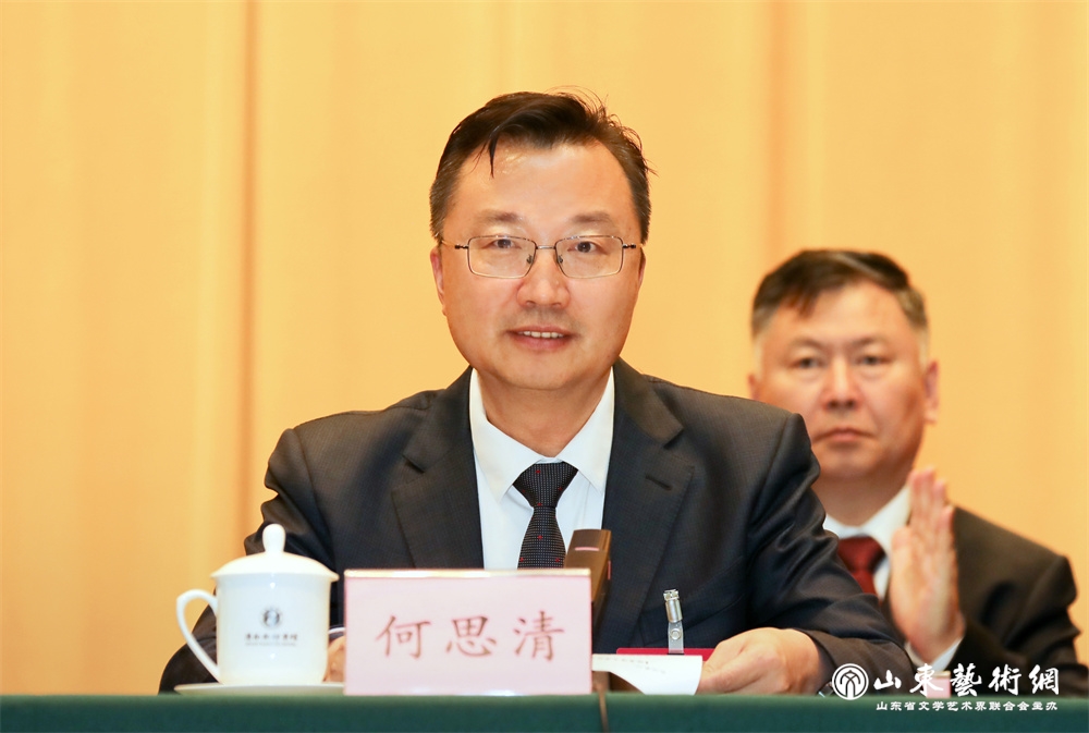 何思清主持闭幕式.jpg