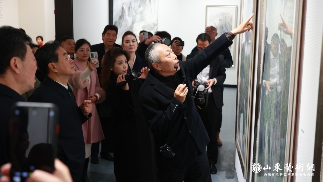 13-1观展现场.JPG