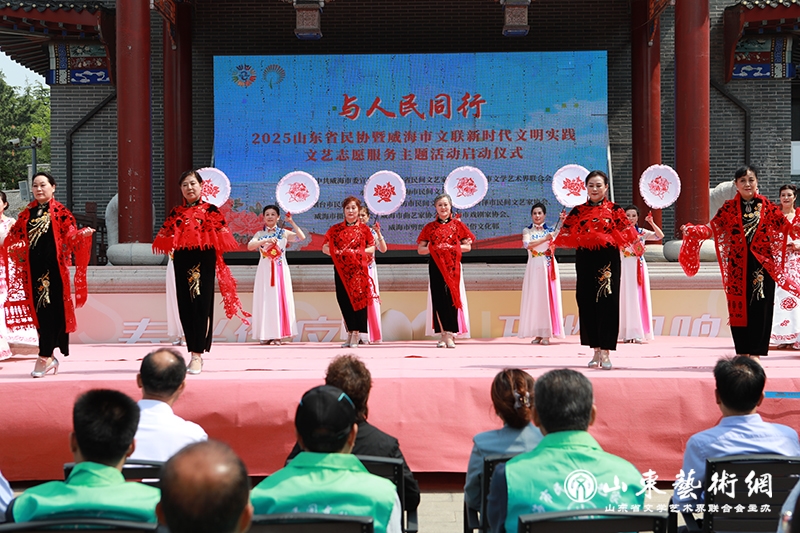 2剪纸艺术模特表演.JPG
