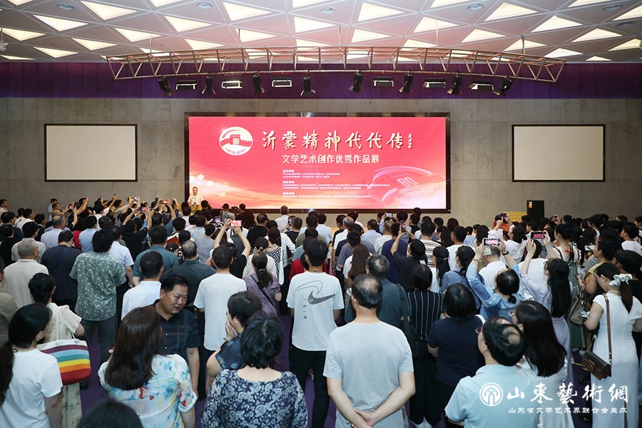 2025年8月15日,“沂蒙精神代代传”文学艺术创作优秀作品展在临沂市美术馆开展。.jpg