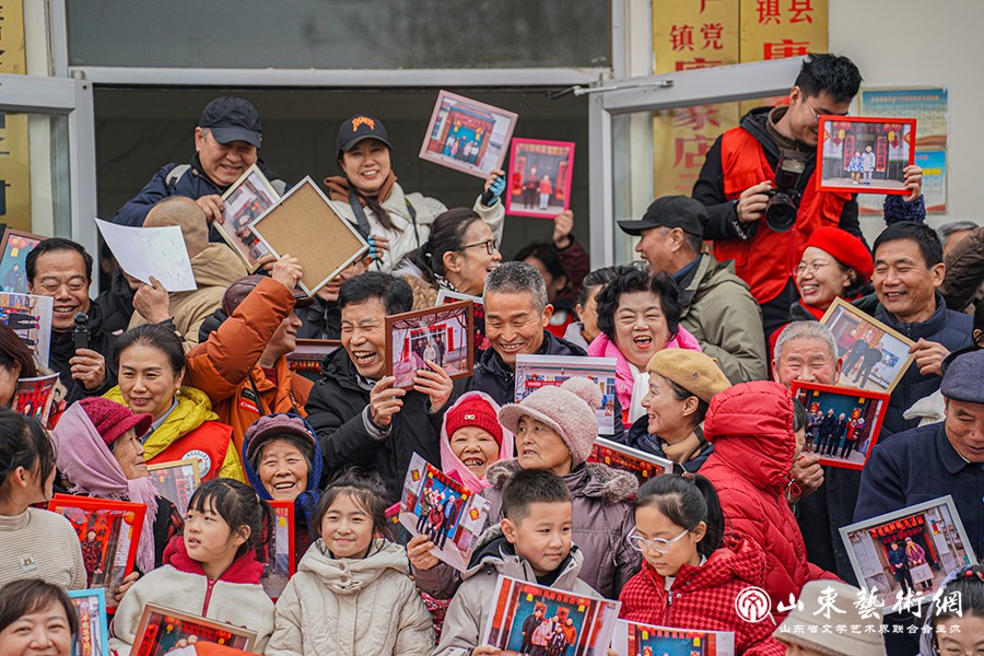 2025年2月2日,摄影师们走进潍坊昌乐县唐家店子村,为村民拍摄全家福并送上新春的祝福。.jpg