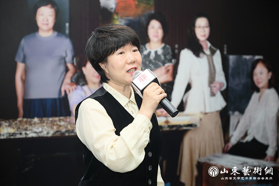 5-《中国美术报》社社长金新主持开幕式.jpg