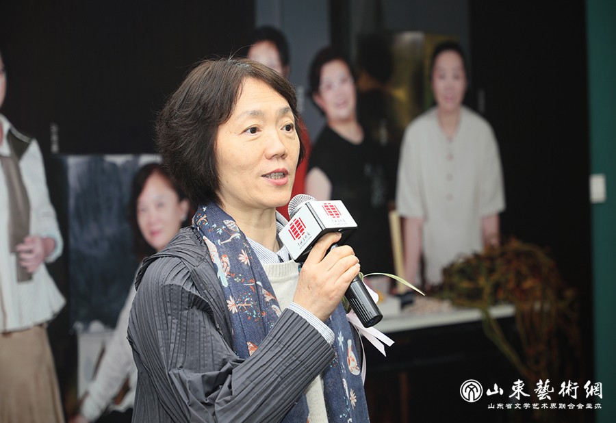 4-中国女画家协会会长、中国国家画院副院长徐涟致辞.jpg