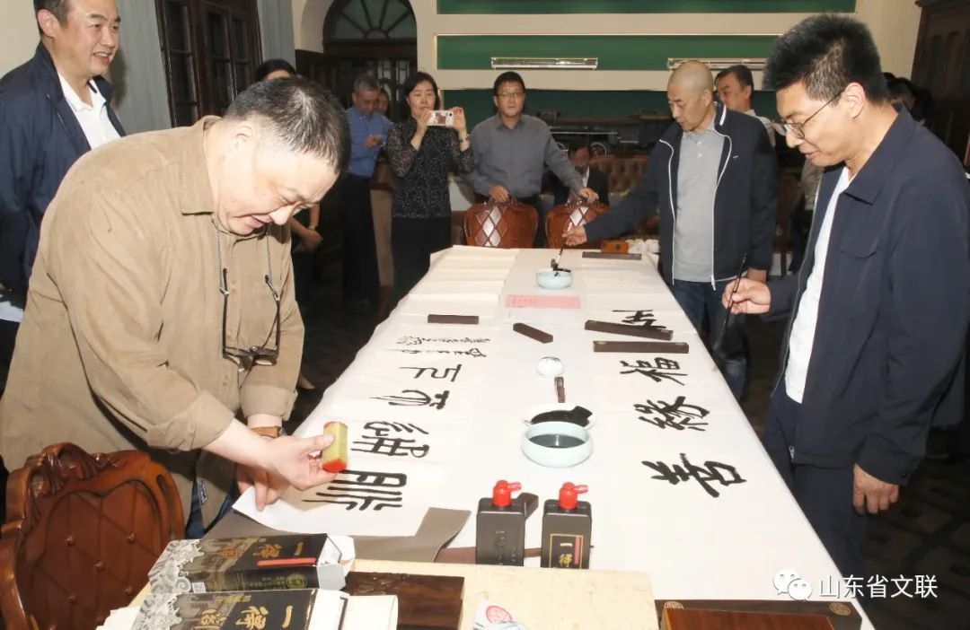 大众网丨山东省文联百年胶济线“深扎”调研小分队到国铁济南局调研座谈